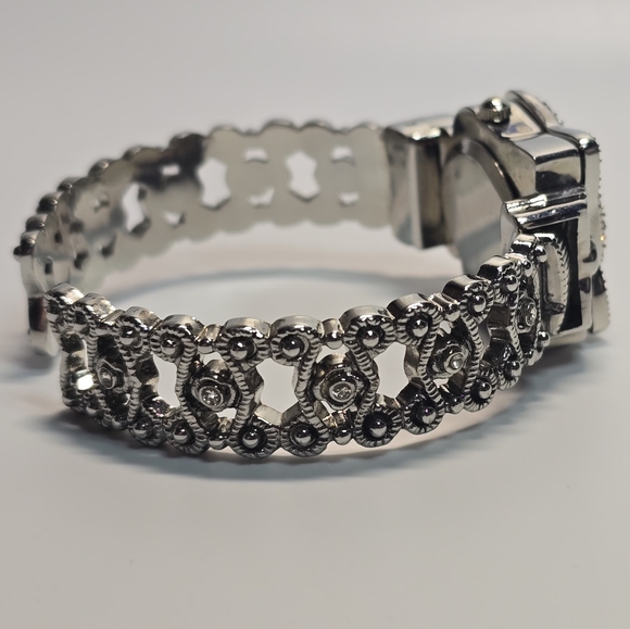 Elegant Silver Cat Face Women's Watch - Picture 5 of 6